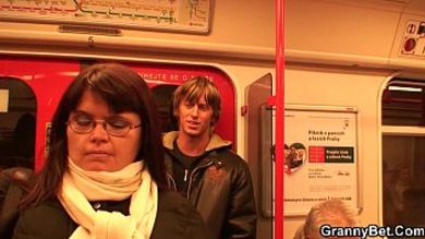 Грудастая зрелая пышка трахается раком с едва знакомым парнем