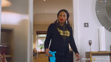 Негритянка трахается в анальную дырку со своим сводным братом