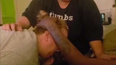 Муж куколд смотрит на тройничок негра с его жирной супругой и толстой дочкой