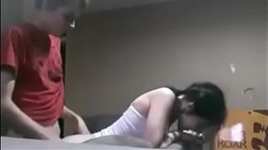 Молоденькая девушка пососала длинный хер пацана и поеблась с ним на диване и стуле